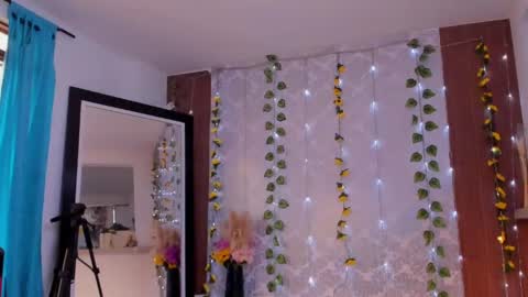 kelly__thomson online show from April 9, 1:49 pm