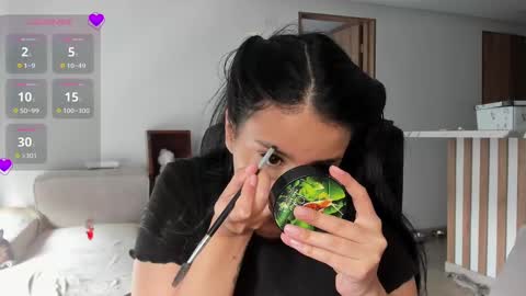 Laura online show from December 11, 9:01 pm