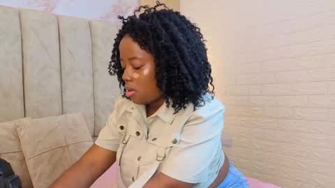 Snapshot of kiarazafira chatting on October 4, 10:43 am kiarazafira online show from October 4, 10:43 am