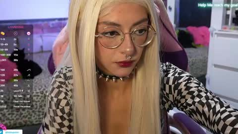 kiki online show from April 12, 9:50 pm