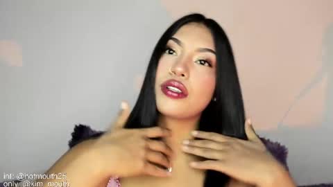 kim_mouth17 online show from April 12, 11:50 pm