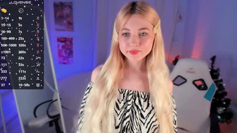Snapshot of kimmie_shine chatting on December 18, 1:45 pm Your Kimmie follow me online show from December 18, 1:45 pm