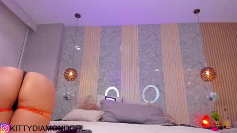 kitty__diamond_ online show from December 3, 12:46 am