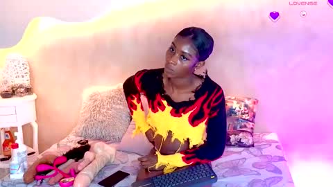 K L O E online show from October 27, 7:08 pm