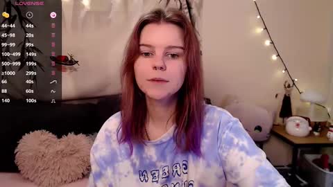 Snapshot of komorebbi chatting on January 1, 11:18 pm Marta online show from January 1, 11:18 pm