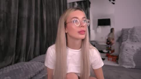 Kylie online show from October 28, 9:08 pm