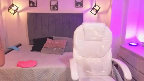  L A R A   online show from March 18, 10:15 pm