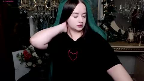 lara_benson_ online show from December 17, 10:30 am