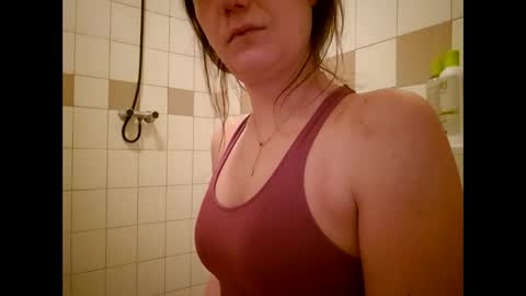 Snapshot of laraa333 chatting on February 15, 5:41 am Little online show from February 15, 5:41 am