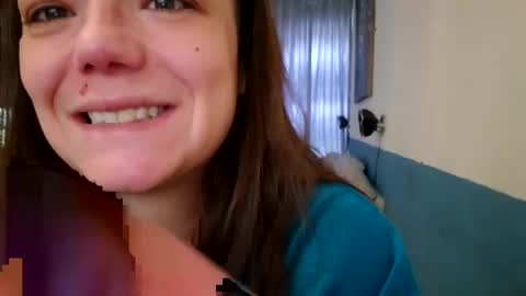 Snapshot of laraa333 chatting on February 12, 9:20 am Little online show from February 12, 9:20 am