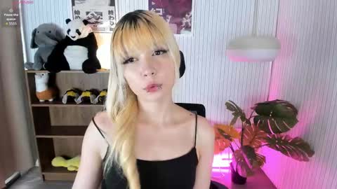 laukyubey1 online show from March 6, 7:31 pm