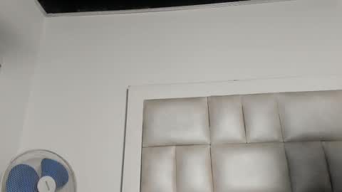 laura__js_ online show from November 24, 4:58 am