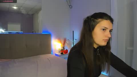 Snapshot of laura__leee chatting on October 21, 5:22 am Laura online show from October 21, 5:22 am