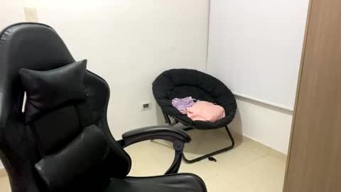 laura online show from October 30, 12:02 am