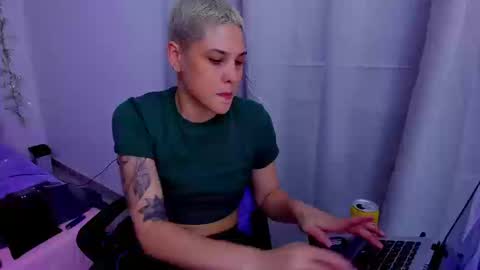 Snapshot of laura_r23 chatting on September 23, 1:15 am Laura Rose online show from September 23, 1:15 am