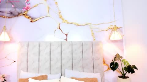 Laura Smith online show from March 6, 1:55 am