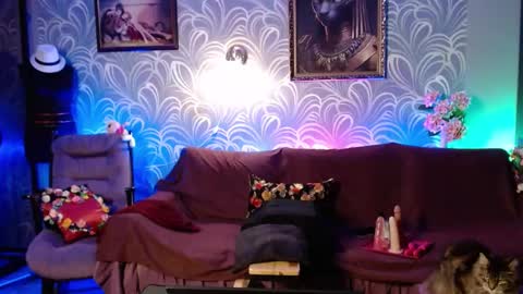 Laura online show from March 8, 3:11 pm