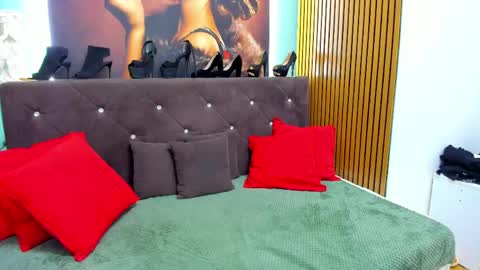 Laura online show from March 6, 9:32 pm