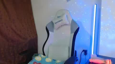 Snapshot of laurenphillipsx chatting on January 30, 4:24 pm Lauren online show from January 30, 4:24 pm