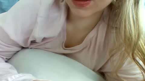 layannalea online show from February 27, 10:42 pm