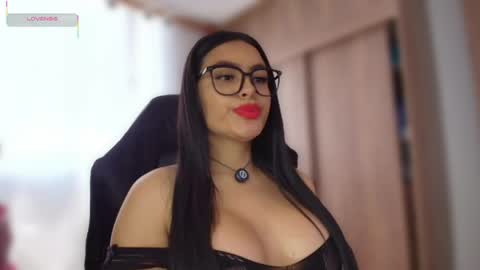 Layla online show from April 18, 5:15 pm