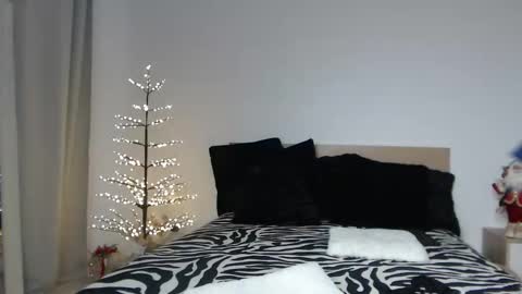 Layla online show from December 5, 9:21 am