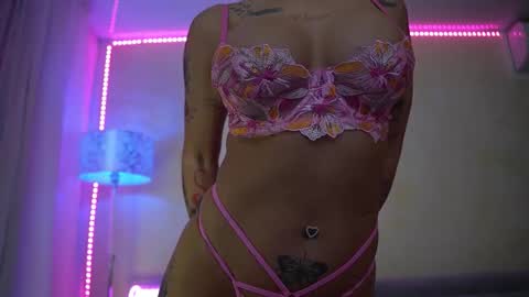 laylacruz online show from February 20, 6:37 am