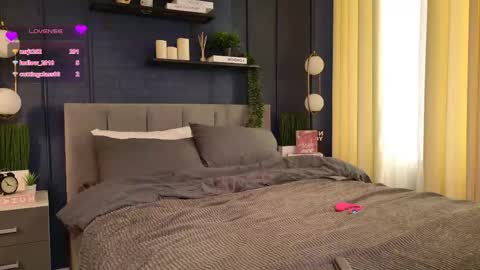 Lela online show from May 3, 11:52 pm