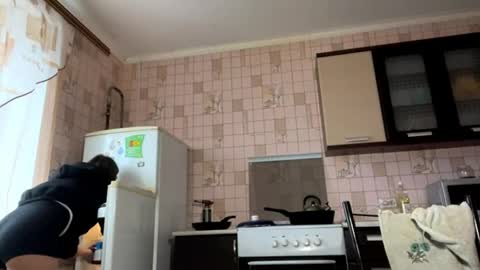 Hellomy name is Lennieits my first day here nice to meet you Give me 50 thumbs ups online show from April 14, 10:37 am