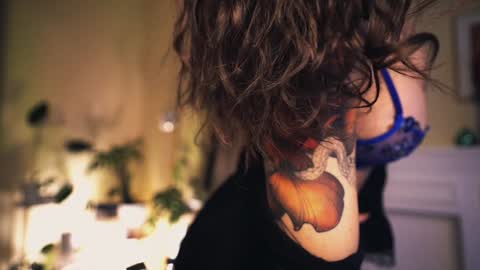 Snapshot of leonamell chatting on December 9, 9:58 pm Leo online show from December 9, 9:58 pm