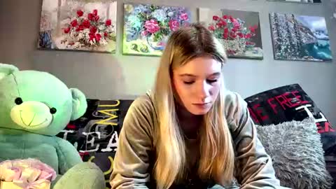 Mia online show from July 7, 9:35 am