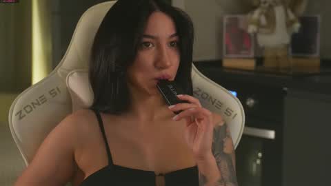 Leora online show from November 22, 5:26 pm