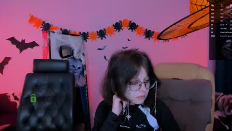 Snapshot of leslie_bird chatting on October 23, 1:06 pm leslie_bird online show from October 23, 1:06 pm