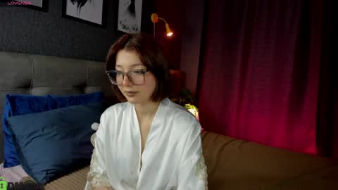 Lessi online show from April 5, 1:04 am