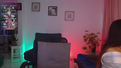 Lexie Thompson   8pm  0000am -5 online show from December 17, 6:35 am