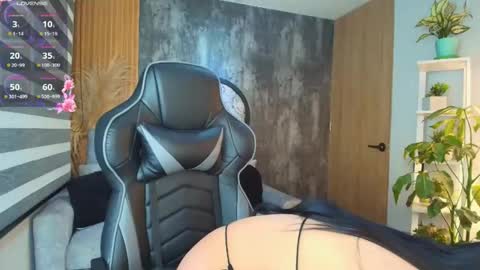 Snapshot of lexybell1 chatting on October 22, 1:10 am lexy online show from October 22, 1:10 am