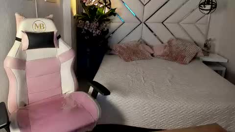 Lia  online show from April 18, 7:40 pm