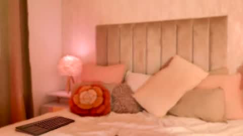 Liora online show from April 16, 9:36 pm