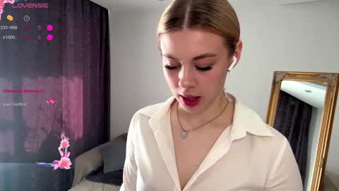 Snapshot of lil_elisa chatting on October 10, 10:09 am Elisa  online show from October 10, 10:09 am