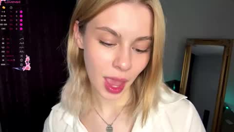 Snapshot of lil_elisa chatting on September 22, 11:08 am Elisa  online show from September 22, 11:08 am