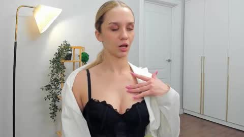 Lili online show from November 20, 7:20 am