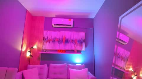 holis soy lily chang no olvides el pulgar arriba es muy importante para mi 3 independent model online show from January 12, 7:41 pm