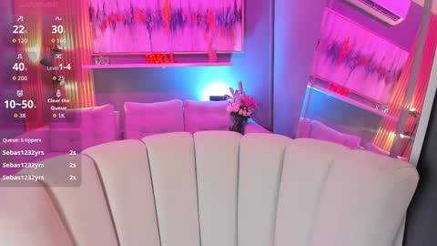 holis soy lily chang no olvides el pulgar arriba es muy importante para mi 3 independent model online show from February 13, 8:43 pm