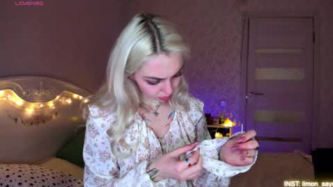 LilliMoore online show from June 2, 11:50 pm