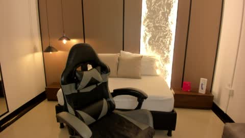 L I L L Y online show from April 8, 1:13 pm