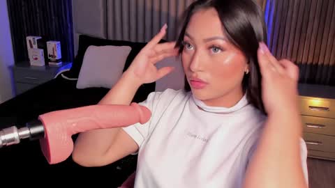 Snapshot of lillyortiz_ chatting on December 13, 8:25 pm Lilly Ortiz online show from December 13, 8:25 pm