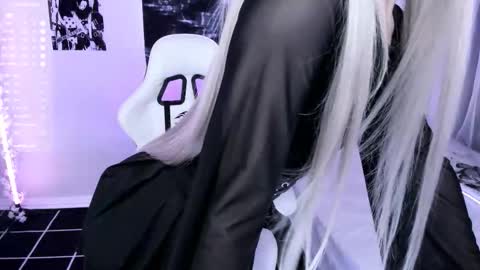 Snapshot of lily_weep chatting on September 13, 2:52 am Lily online show from September 13, 2:52 am