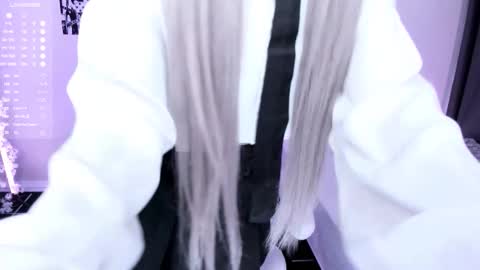 Snapshot of lily_weep chatting on October 14, 11:18 pm Lily online show from October 14, 11:18 pm