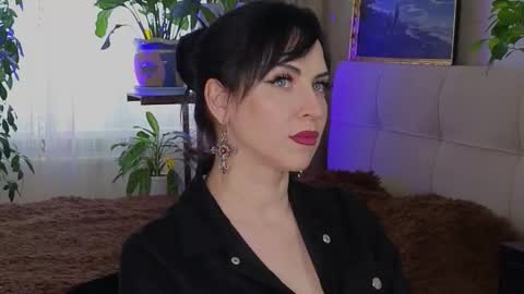 Snapshot of lilyconor chatting on October 31, 11:14 am Lily online show from October 31, 11:14 am