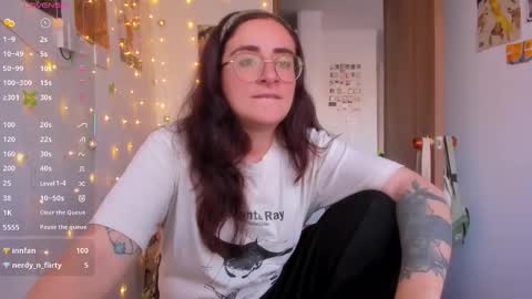 Giggles  online show from November 7, 9:42 pm